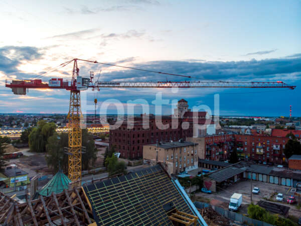 Leszno dźwig na placu budowy Skarbowa.jpg - Fonti.pl