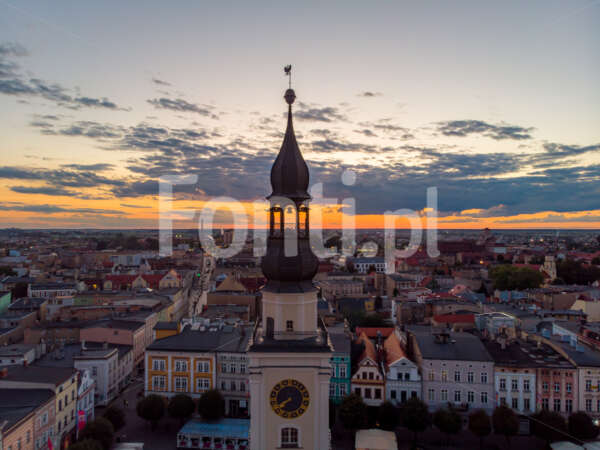 Wieża Ratusza w Lesznie o zachodzie słońca.jpg - Fonti.pl