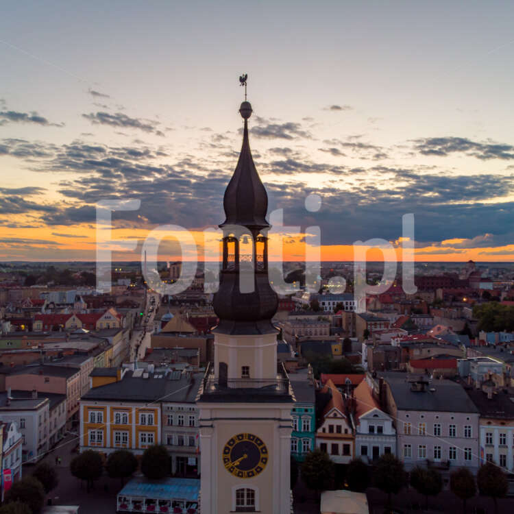 Wieża Ratusza w Lesznie o zachodzie słońca.jpg - Fonti.pl