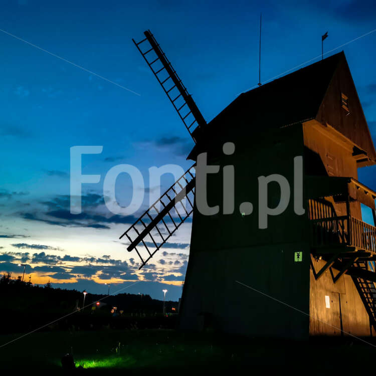 Windmill in Rydzyna at sunset.jpg - Fonti.pl
