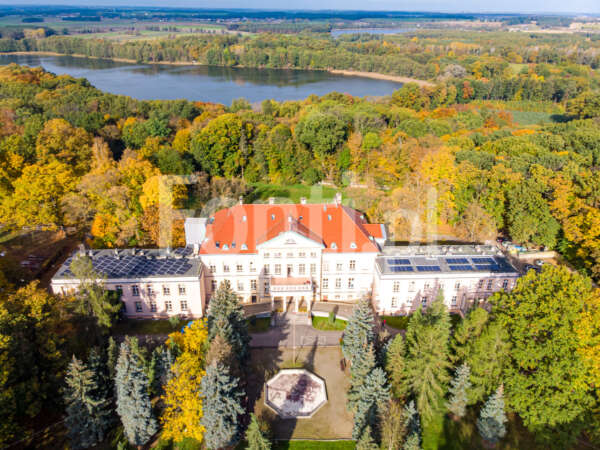 Górzno pałac z widokiem na jezioro.jpg - Fonti.pl