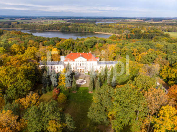 Jesień w Górznie widok na pałac i na jezioro.jpg - Fonti.pl