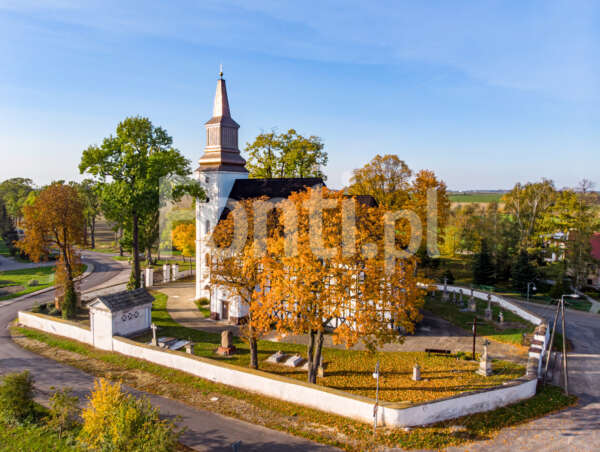 Oporowo kościół jesienią.jpg - Fonti.pl