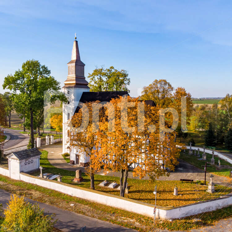 Oporowo kościół jesienią.jpg - Fonti.pl