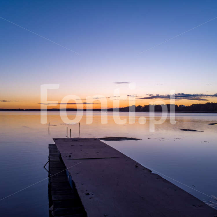 Pomost na jeziorze zachód słońca.jpg - Fonti.pl
