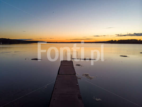 Widok na jezioro i na pomost.jpg - Fonti.pl