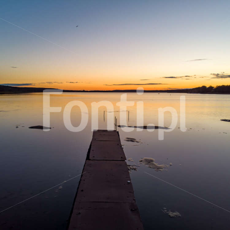 Widok na jezioro i na pomost.jpg - Fonti.pl
