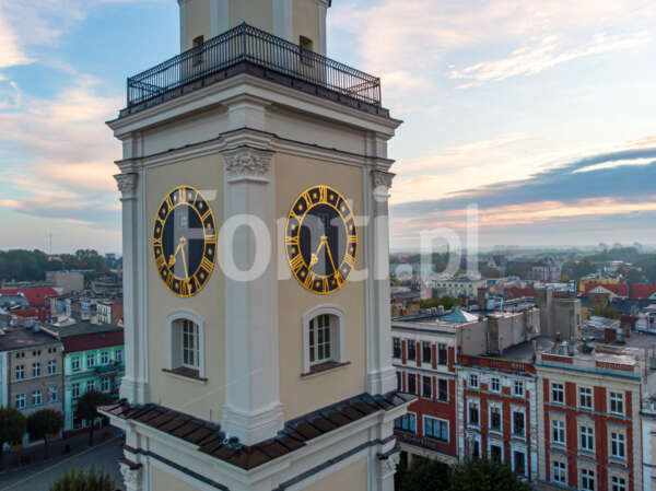 Zegary na wieży ratuszowej w Lesznie.jpg - Fonti.pl